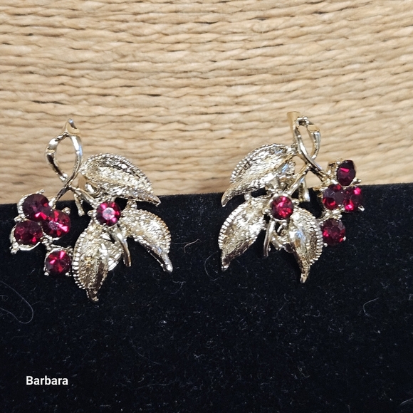 Vintage Gold-tone Leaves and Red Glass Garnet Berries Necklace & Earrings Set - Picture 3 of 7